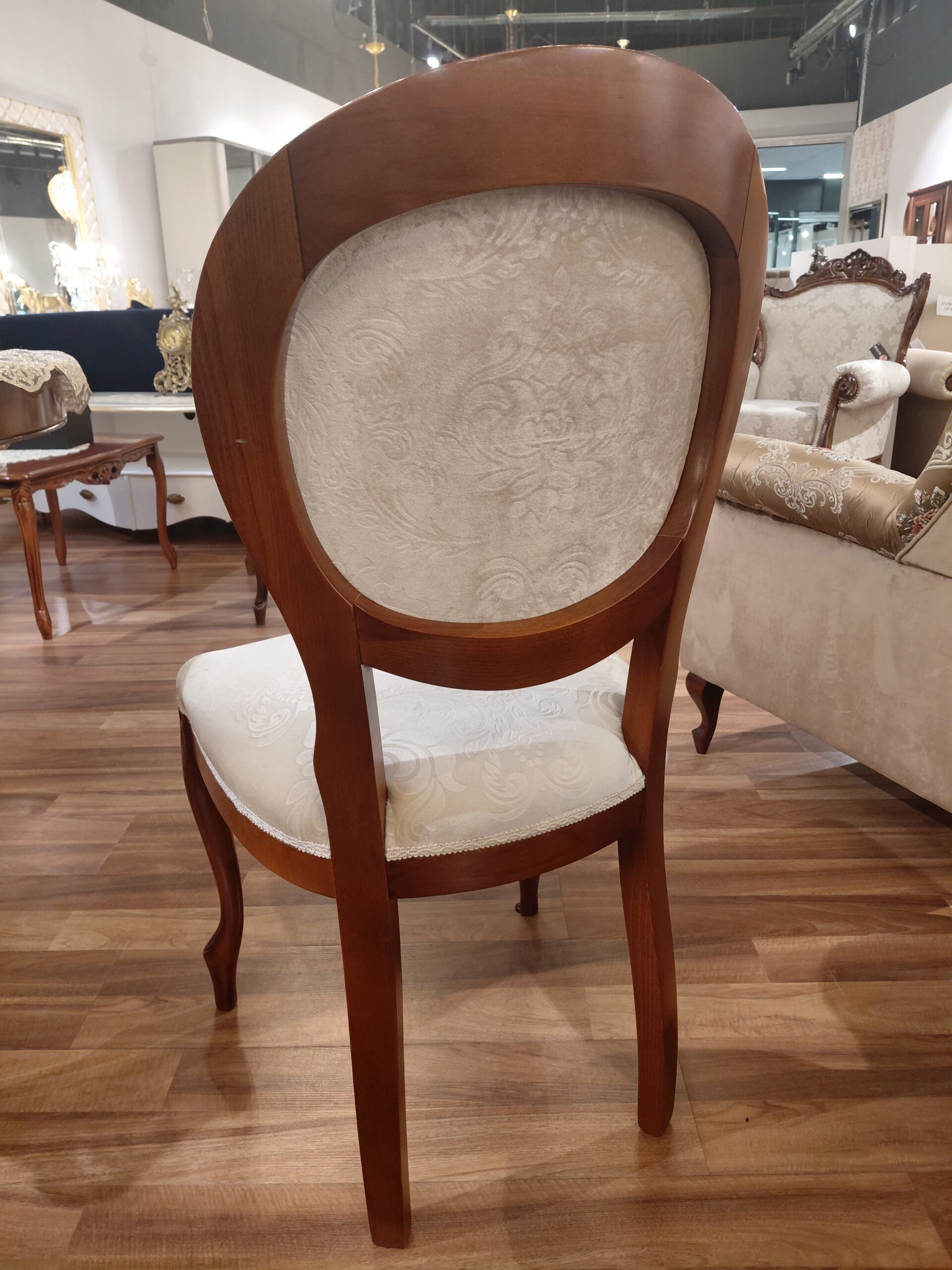 20K Krzesło w odcieniu orzecha , tkanina jasna, ecru z tłoczonym medalionem (1)