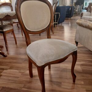 20K Krzesło w odcieniu orzecha , tkanina jasna, ecru z tłoczonym medalionem (2)