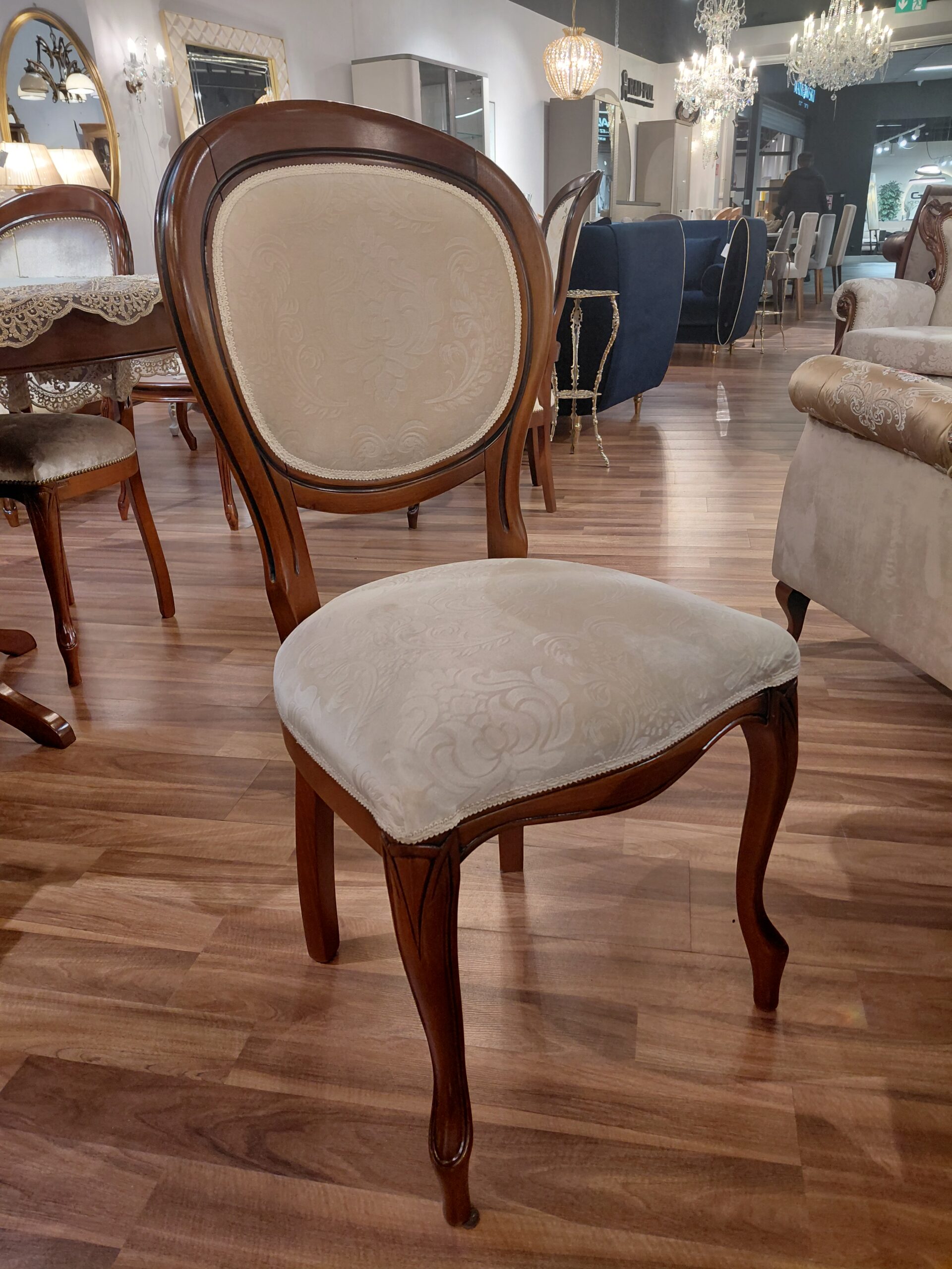 20K Krzesło w odcieniu orzecha , tkanina jasna, ecru z tłoczonym medalionem (2)