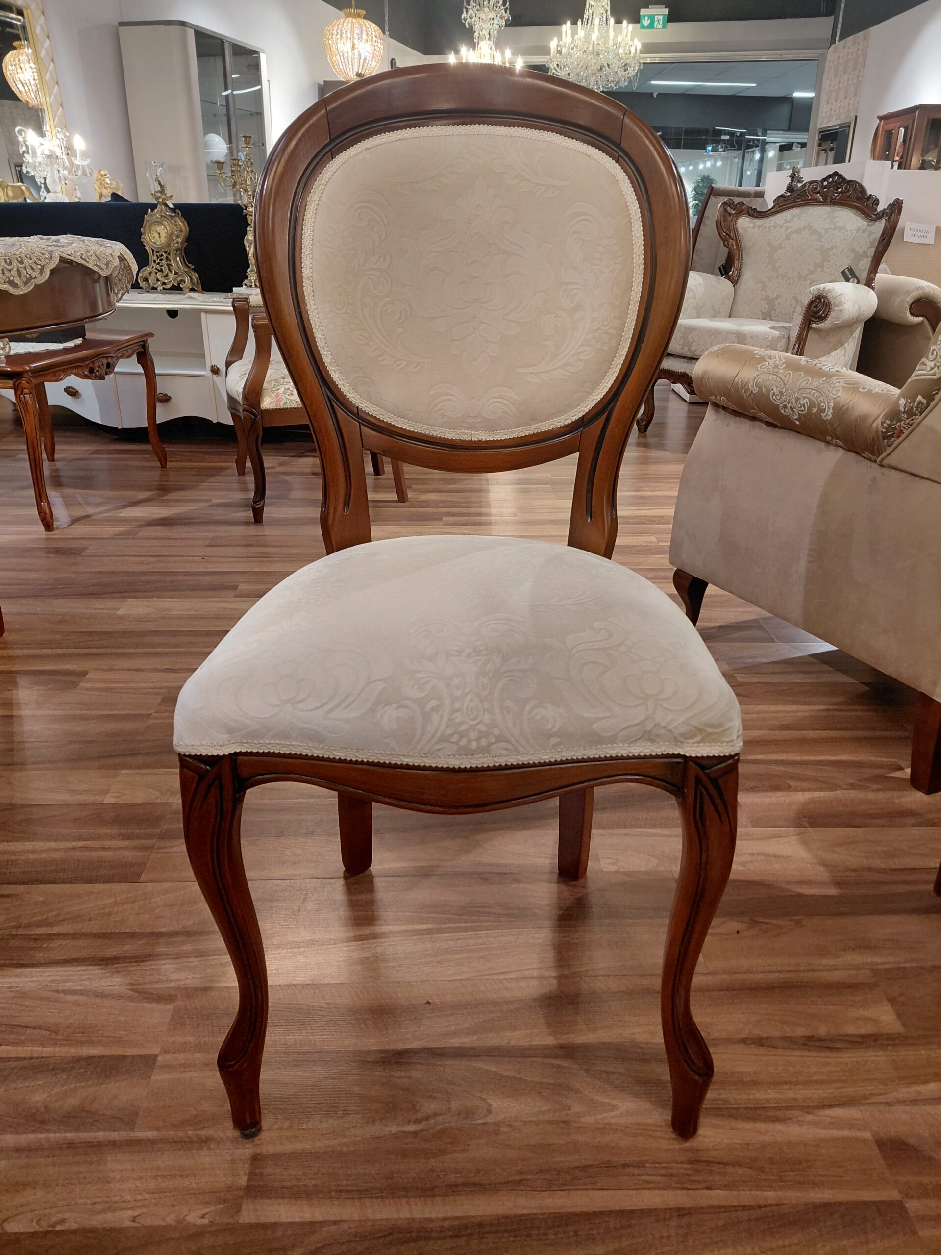 20K Krzesło w odcieniu orzecha , tkanina jasna, ecru z tłoczonym medalionem (3)