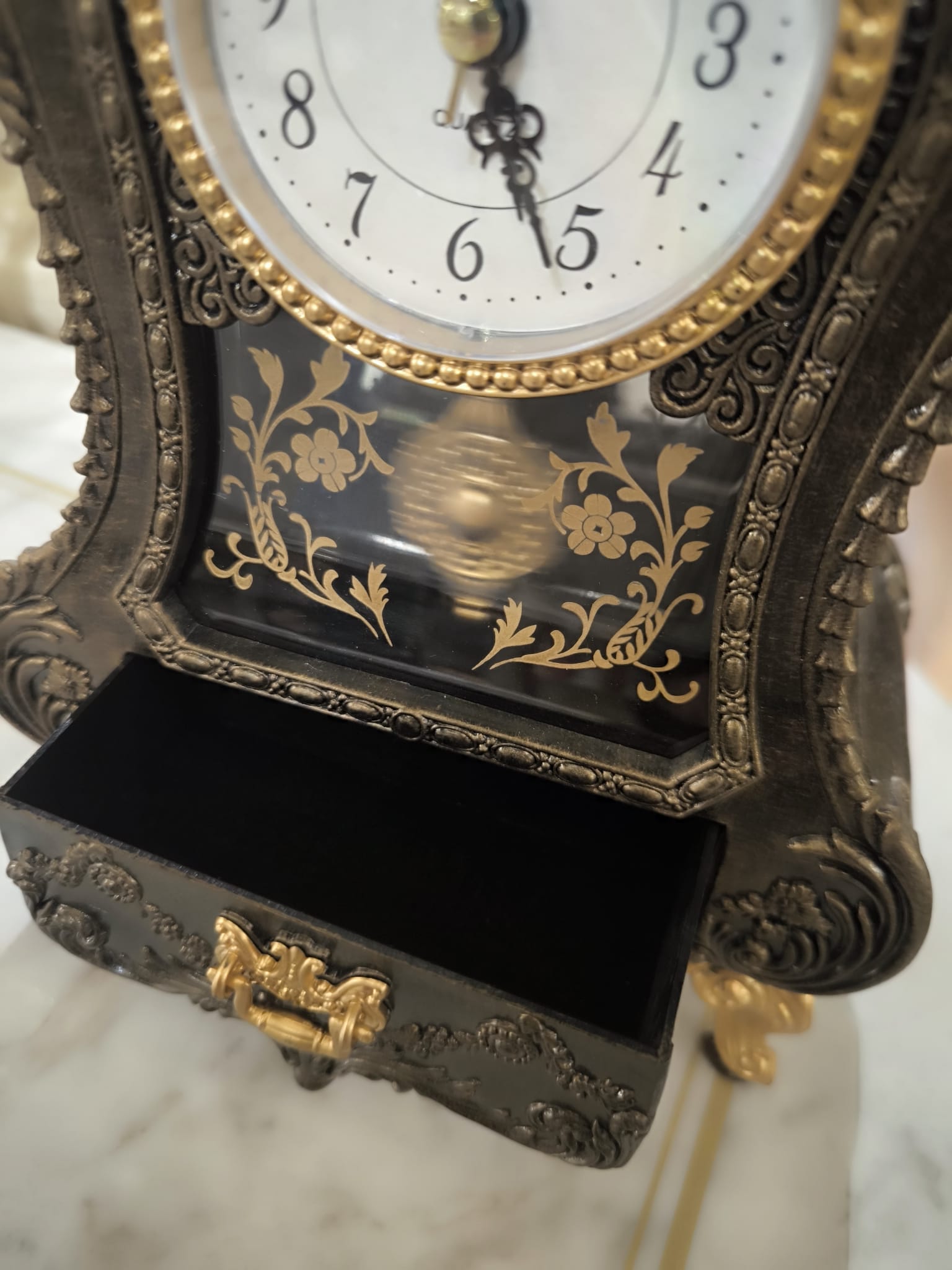 240109 zegar z ruchomym wahadłem w ciemnym kolorze brązu ze złotymi dodatkami, posiada pozytywkę (2)