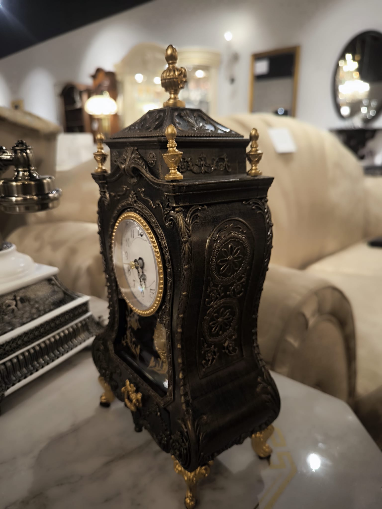 240109 zegar z ruchomym wahadłem w ciemnym kolorze brązu ze złotymi dodatkami, posiada pozytywkę (3)