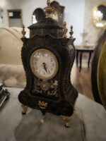 240109 zegar z ruchomym wahadłem w ciemnym kolorze brązu ze złotymi dodatkami, posiada pozytywkę (4)