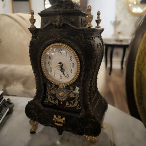 240109 zegar z ruchomym wahadłem w ciemnym kolorze brązu ze złotymi dodatkami, posiada pozytywkę (4)