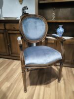 25K Fotel w odcieniu orzecha średniego i ciemno szarym welurze (3)