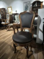 73K FOtel obrotowy w skórze naturalnej w kolorze ciemnego brązu drewno w kolorze sredni orzech (2)