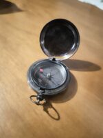 DM5 KOMPAS ZAMYKANY, MOSIĘŻNY NA WIECZKU KOTWICA (1)