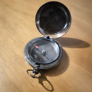 DM5 KOMPAS ZAMYKANY, MOSIĘŻNY NA WIECZKU KOTWICA (1)