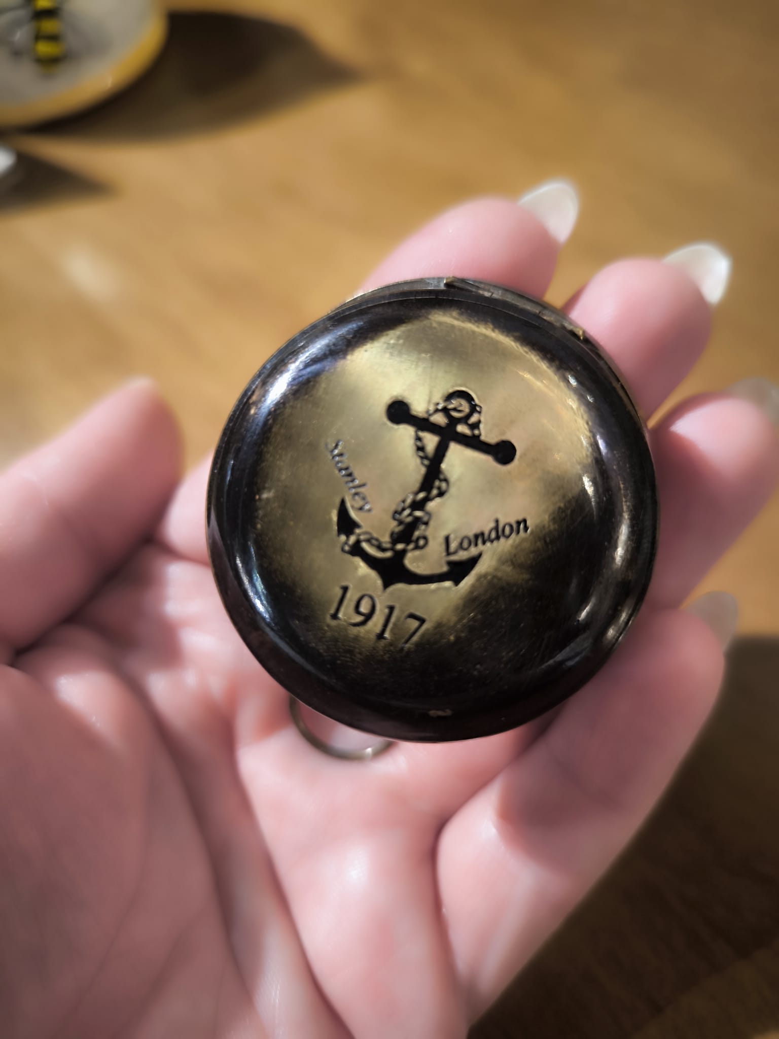 DM5 KOMPAS ZAMYKANY, MOSIĘŻNY NA WIECZKU KOTWICA (3)