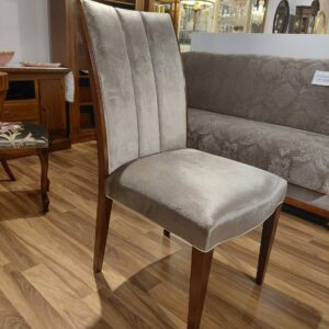 Kamelia Krzesło , drewno w odcieniu orzecha, tkanina to plusz w wysokim połlysku odcień taupe (1)