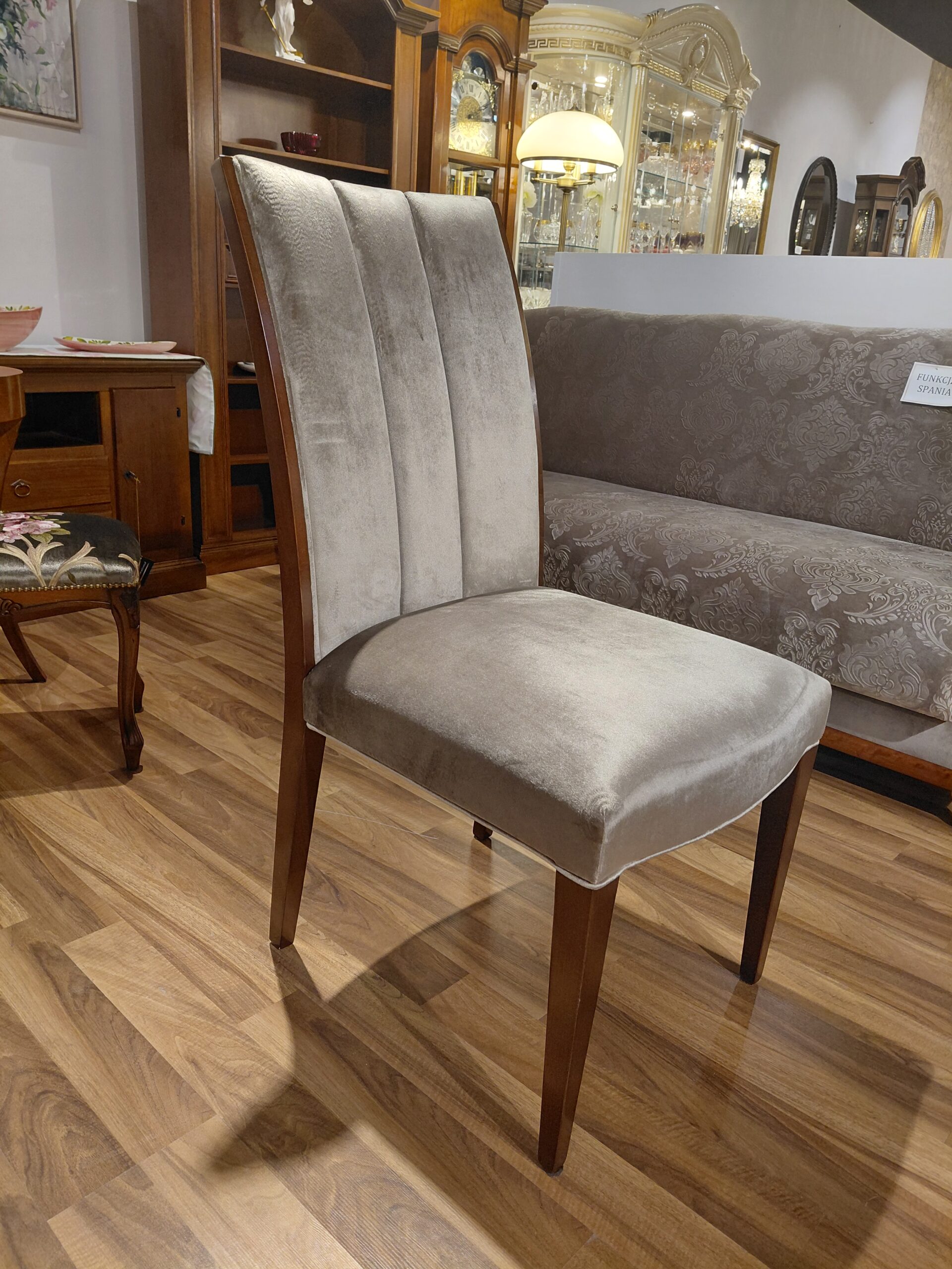 Kamelia Krzesło , drewno w odcieniu orzecha, tkanina to plusz w wysokim połlysku odcień taupe (1)