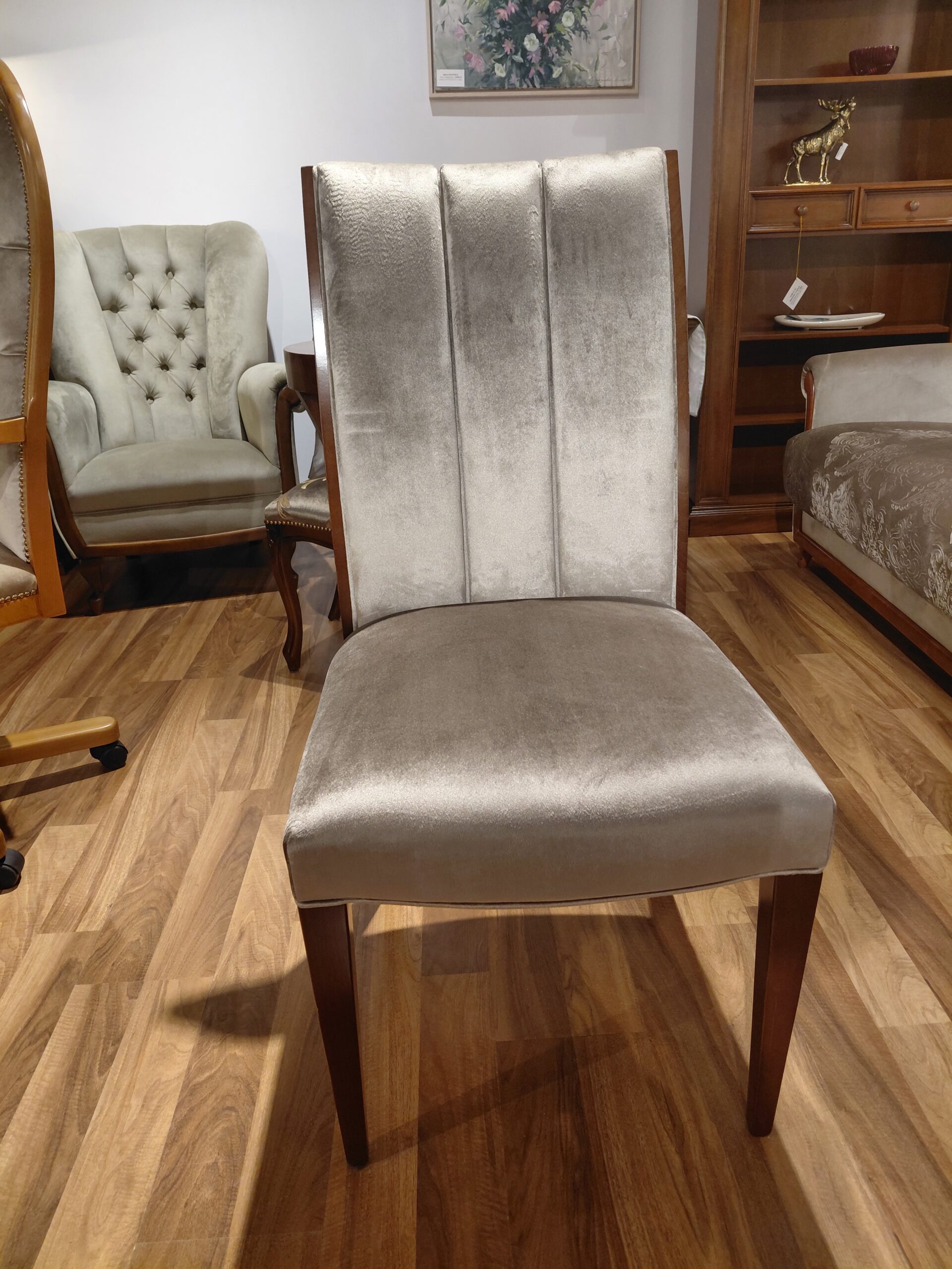 Kamelia Krzesło , drewno w odcieniu orzecha, tkanina to plusz w wysokim połlysku odcień taupe (2)