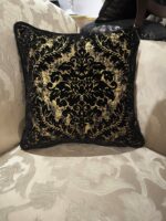 Poduszka z tkaniny czarnozłotej (1)