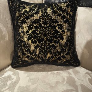 Poduszka z tkaniny czarnozłotej (1)