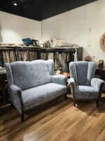 Sofa Berger oraz fotel Lirka z wysokim opaerciem w pluszowej mięsistej niebieskiej tkaninie i orzechowym drewnie (4)