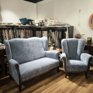 Sofa Berger oraz fotel Lirka z wysokim opaerciem w pluszowej mięsistej niebieskiej tkaninie i orzechowym drewnie (4)