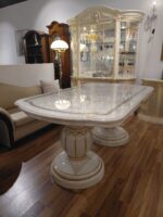 Stół Leonardo rozkładany, imitacja beżowego marmuru z elementami w odcieniu starego złota. (1)