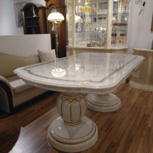 Stół Leonardo rozkładany, imitacja beżowego marmuru z elementami w odcieniu starego złota. (1)