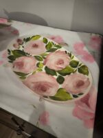 Talerz Rose podłużny, rózowy na zewnątrz wewnątrz róże i zielone liście