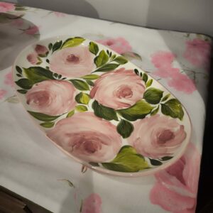 Talerz Rose podłużny, rózowy na zewnątrz wewnątrz róże i zielone liście