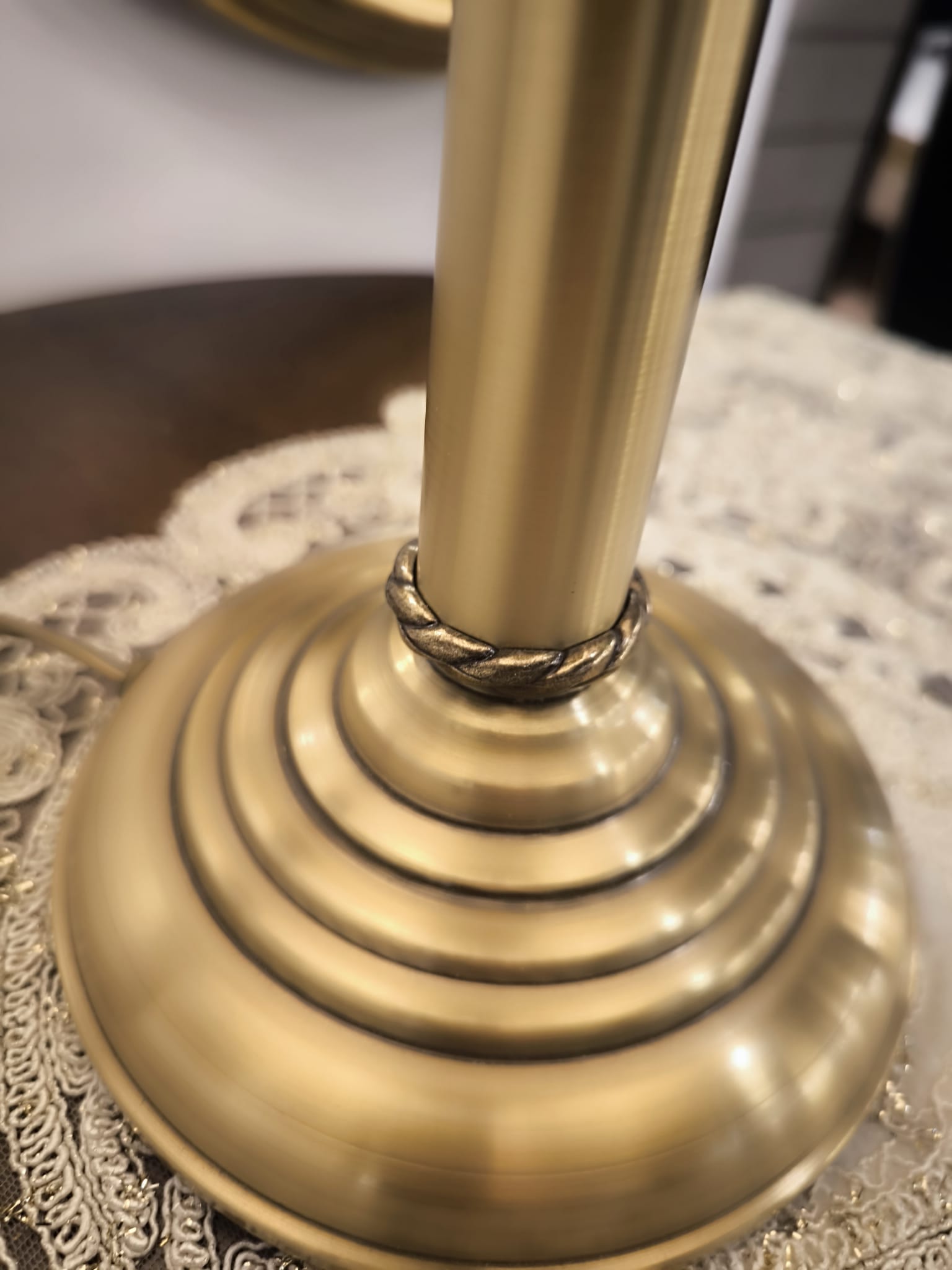 UDINE lampa z podsawą w kolorze mosiądzu i różowym abażurem (2)