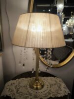 UDINE lampa z podsawą w kolorze mosiądzu i różowym abażurem (3)