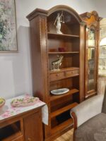 biblioteka z 2 szufladami w środkowej części, kolor orzech średni u góry łuk (2)