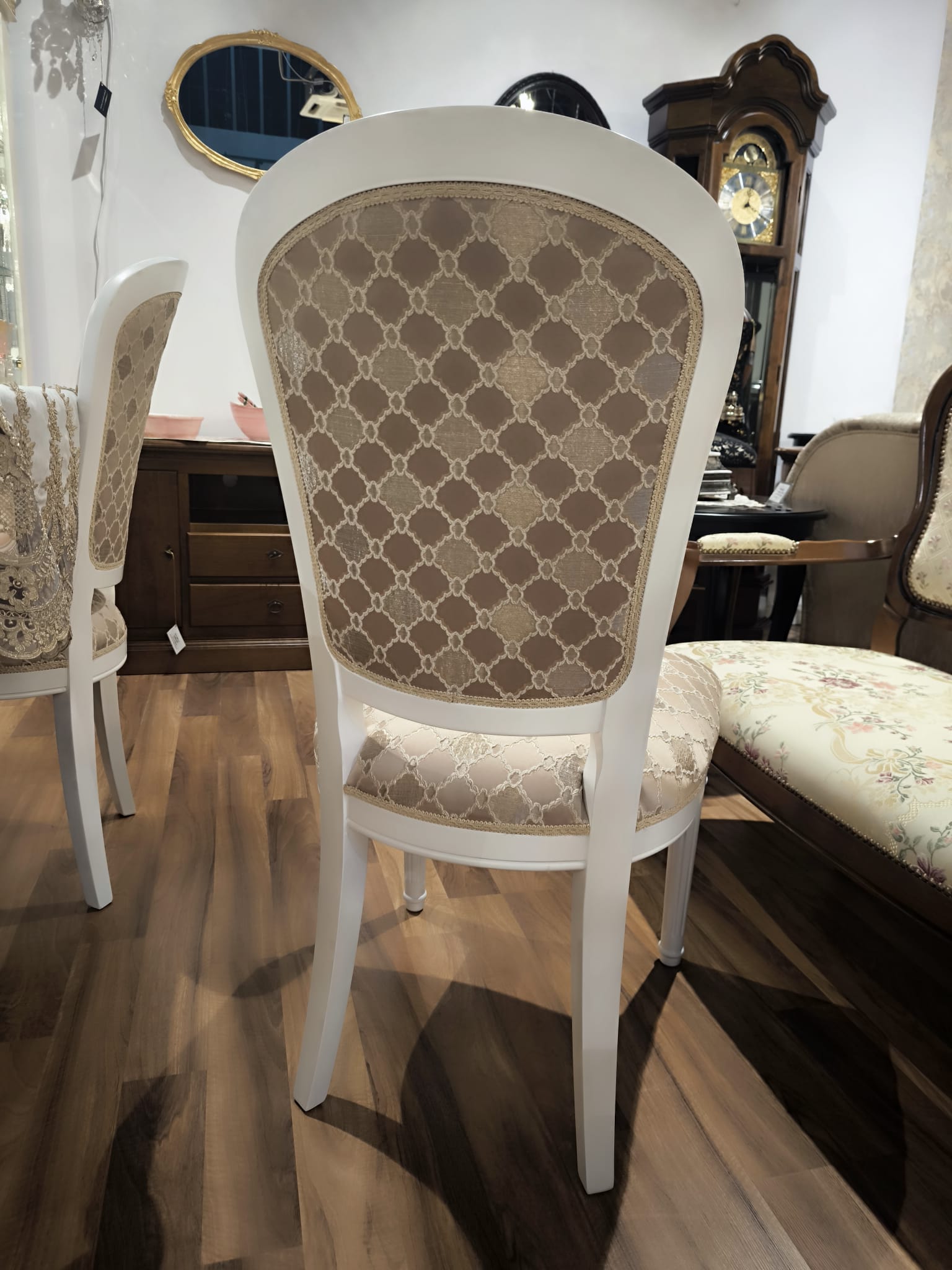 60K krzesło , drewno białe, tkanina złota w romby (2)