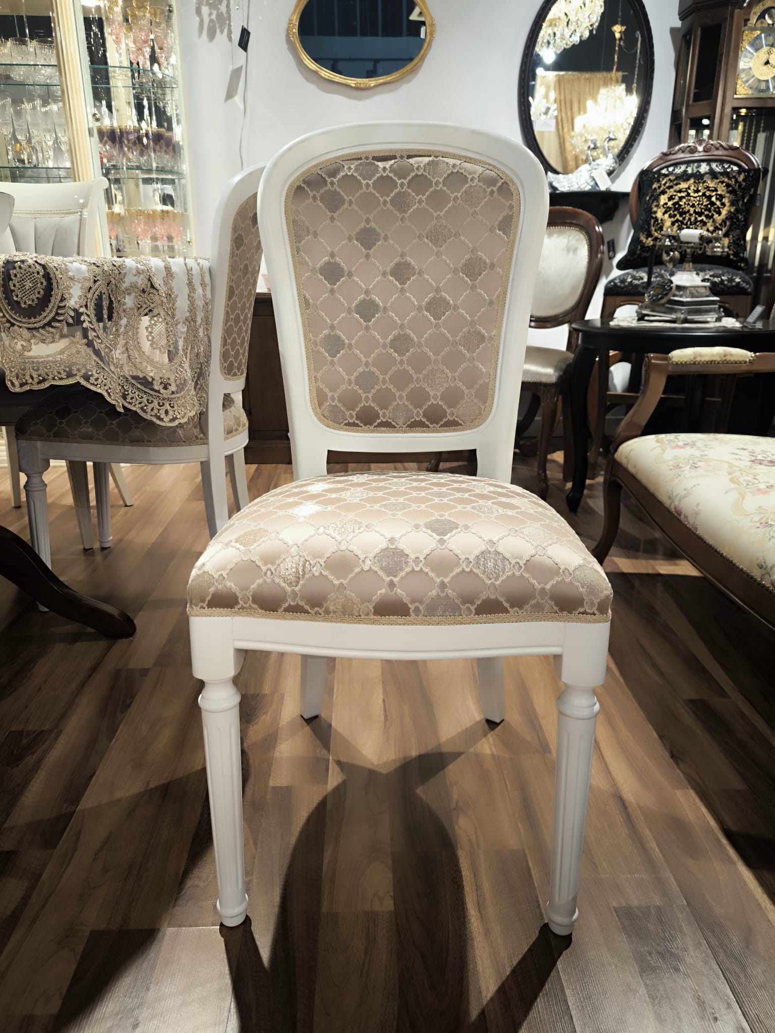 60K krzesło , drewno białe, tkanina złota w romby (3)