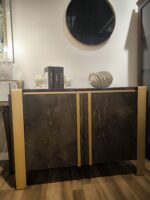 Bufet Essenza z imitacji marmuru w odcieniu brązu, dodatki w satynowym złocie (1)