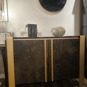 Bufet Essenza z imitacji marmuru w odcieniu brązu, dodatki w satynowym złocie (1)