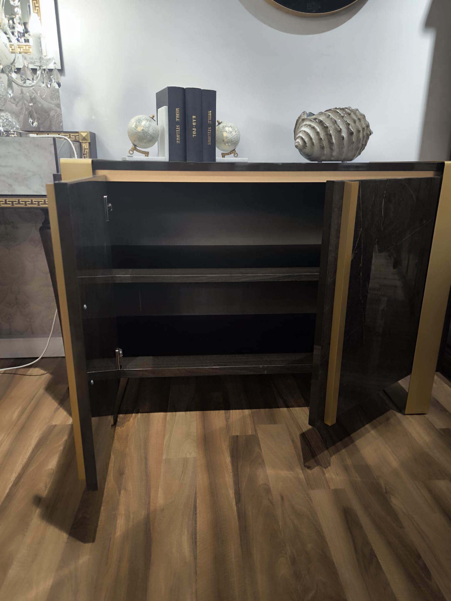 Bufet Essenza z imitacji marmuru w odcieniu brązu, dodatki w satynowym złocie (3)