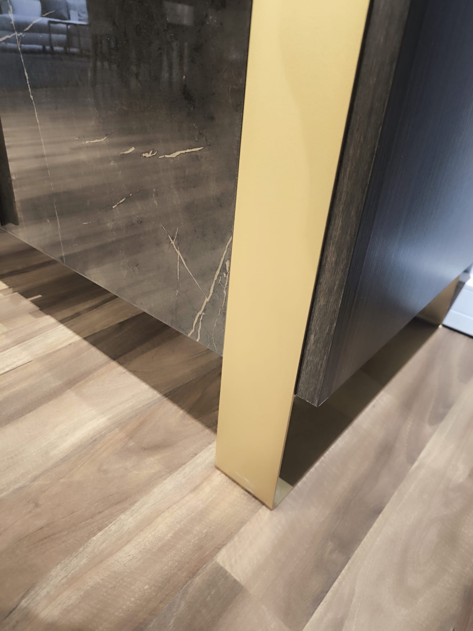 Bufet Essenza z imitacji marmuru w odcieniu brązu, dodatki w satynowym złocie (4)