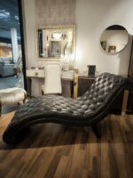 Leżanka Chesterfield pikowana w ciemno grafitowej skórze naturalnej ozdobiona pinezkami (2)