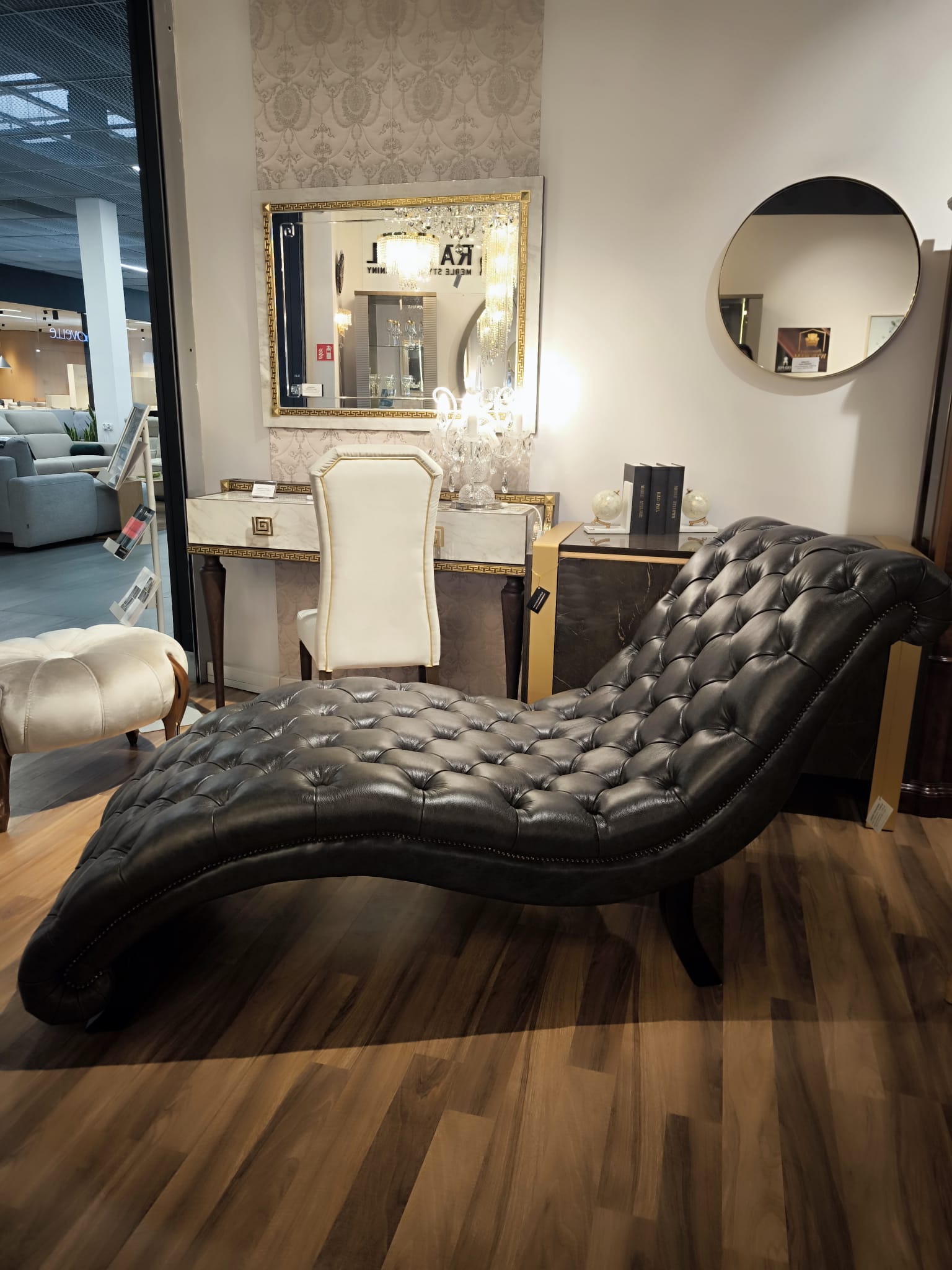 Leżanka Chesterfield pikowana w ciemno grafitowej skórze naturalnej ozdobiona pinezkami (2)