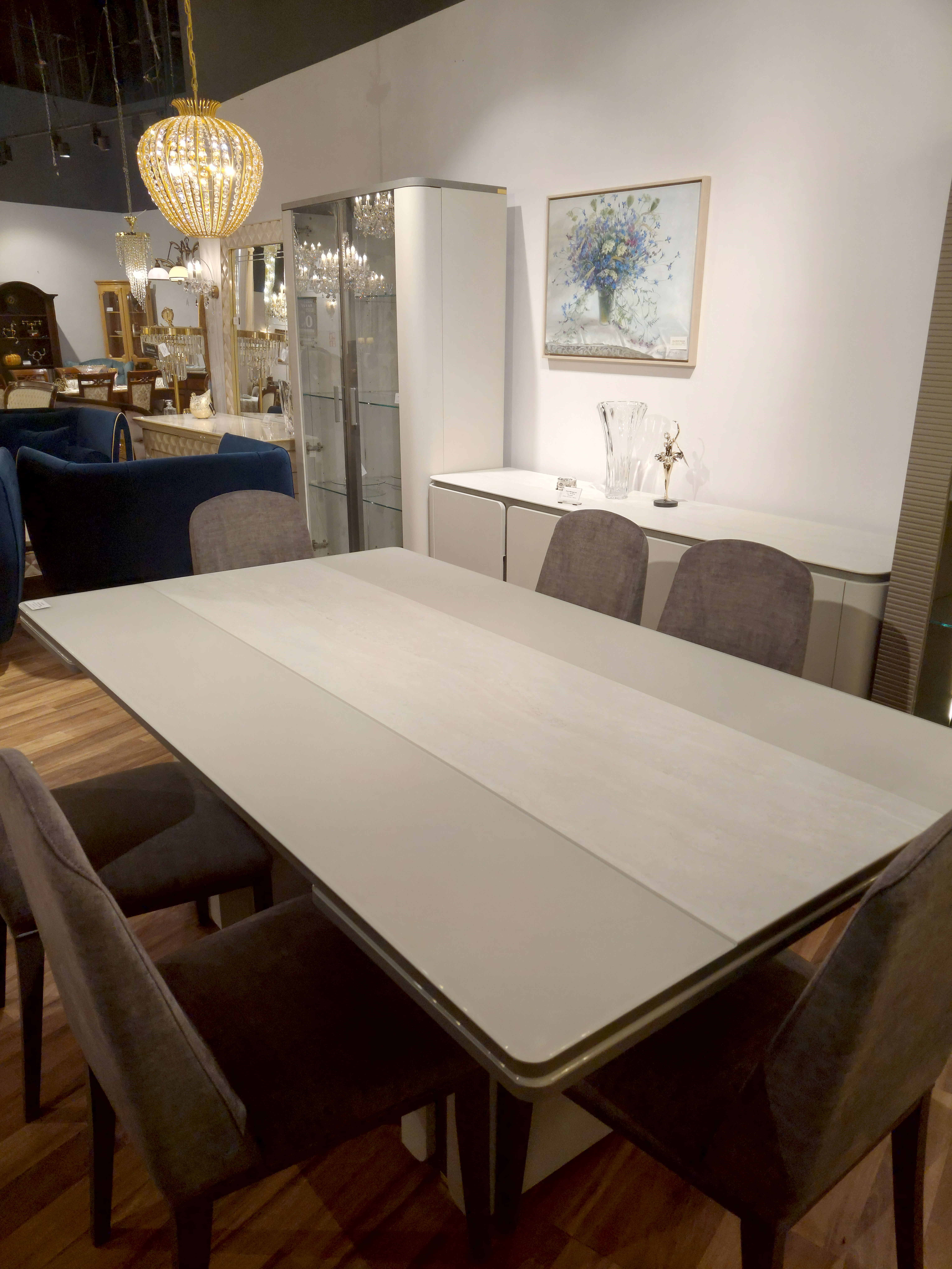 PERLA Jadalnia w jasno szarym kolorze, gres polerowany imitujący trawertyn. (2)a