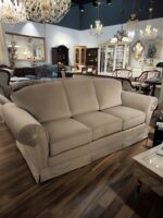 SofaNostalgia w kolorze beżowym jasna prosta tkanina ozdobiona rozetą z kryształkiem (1)