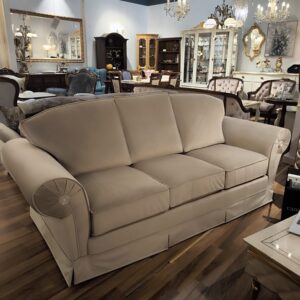 SofaNostalgia w kolorze beżowym jasna prosta tkanina ozdobiona rozetą z kryształkiem (1)