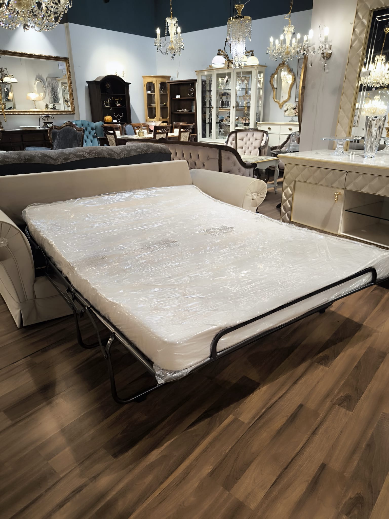 SofaNostalgia w kolorze beżowym jasna prosta tkanina ozdobiona rozetą z kryształkiem (2)