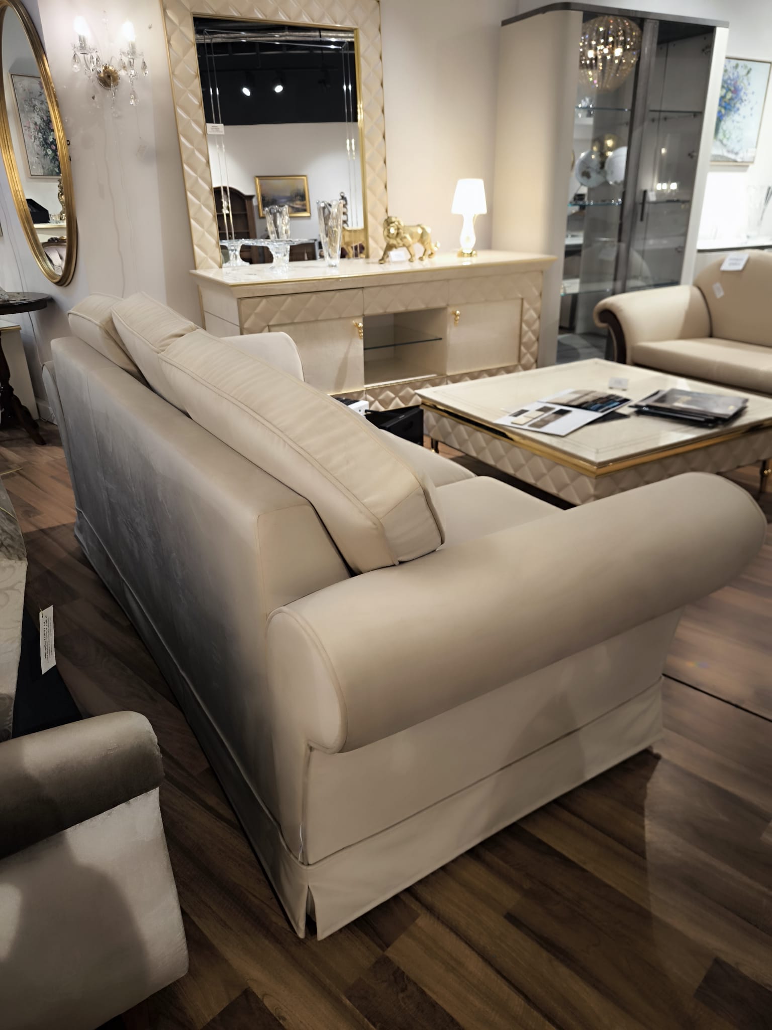 SofaNostalgia w kolorze beżowym jasna prosta tkanina ozdobiona rozetą z kryształkiem (4)