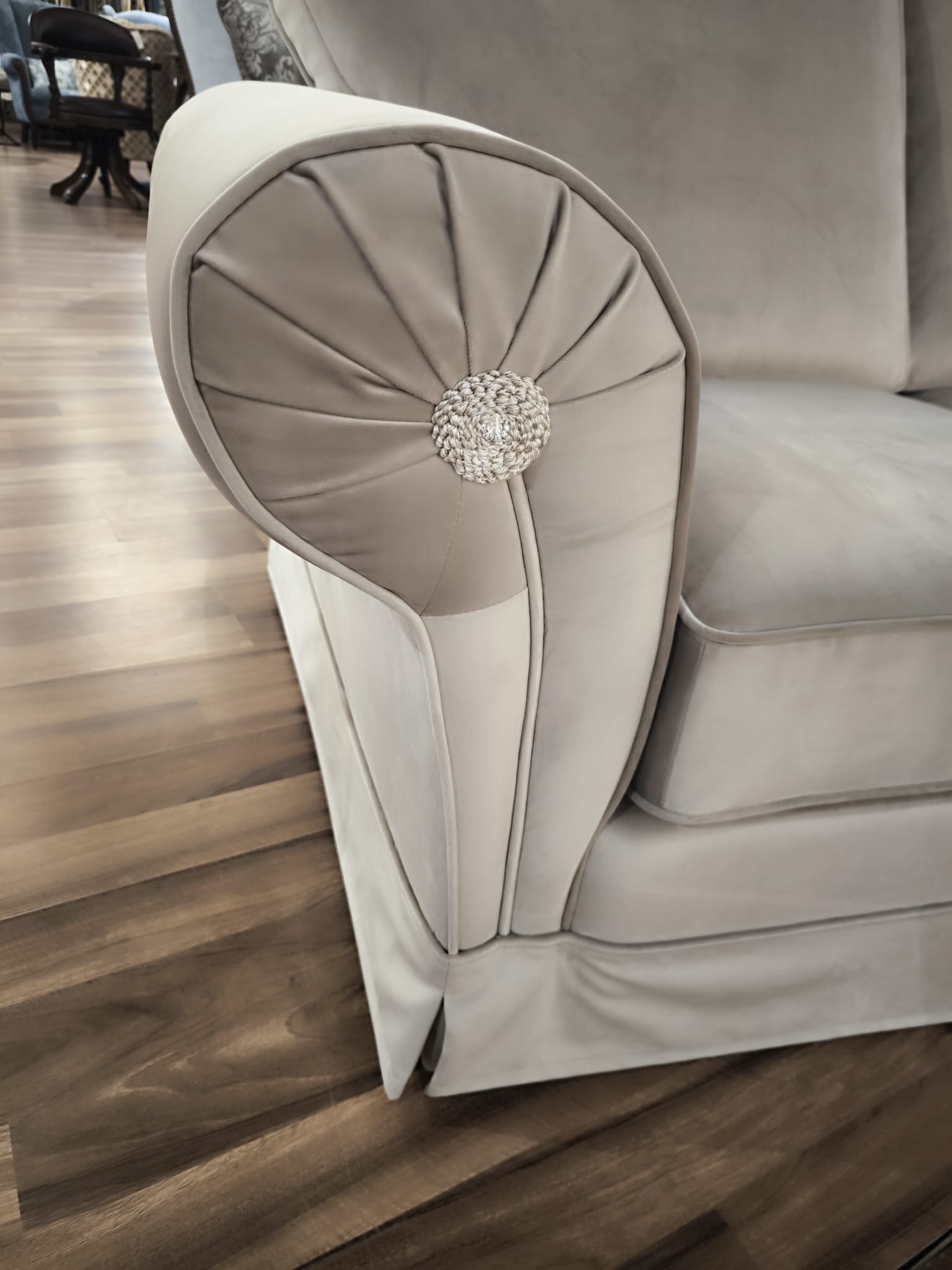 SofaNostalgia w kolorze beżowym jasna prosta tkanina ozdobiona rozetą z kryształkiem (5)