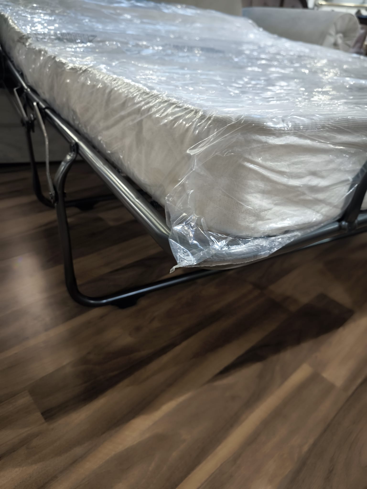 SofaNostalgia w kolorze beżowym jasna prosta tkanina ozdobiona rozetą z kryształkiem (6)