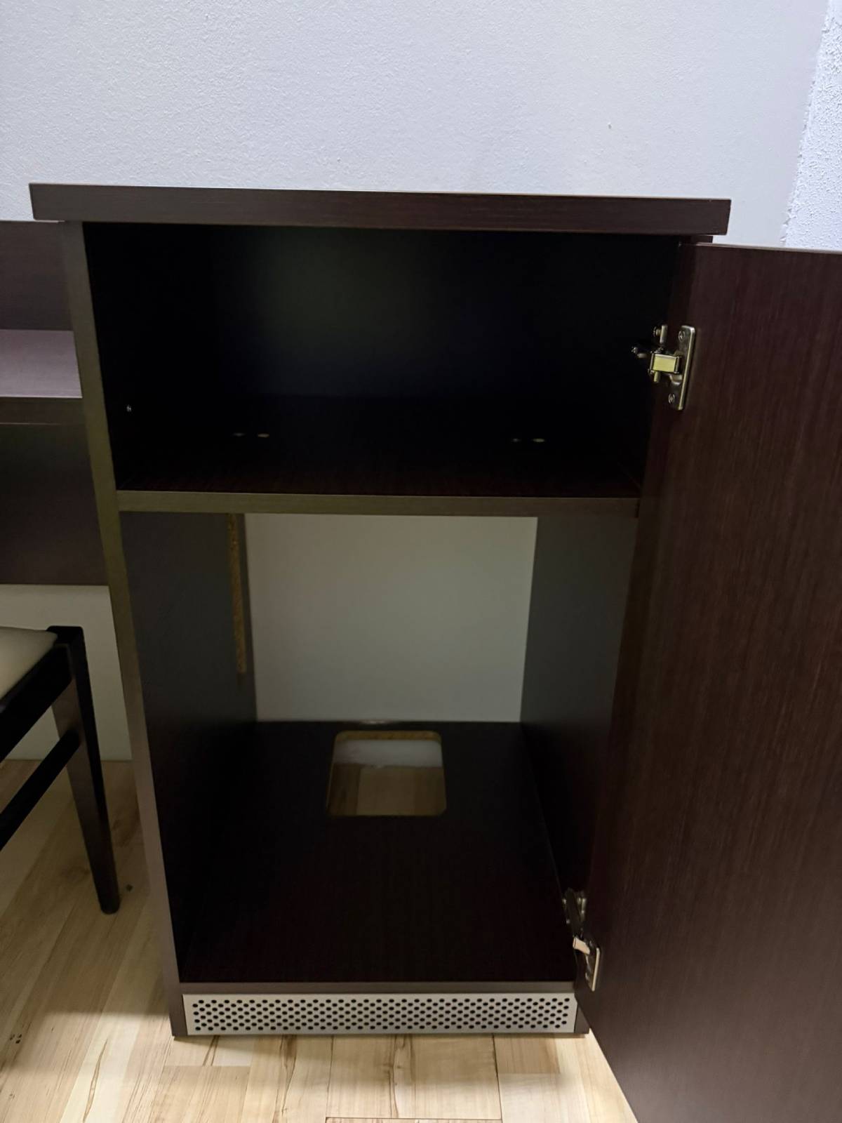 Szafa, biurko, krzesło Compact (#)