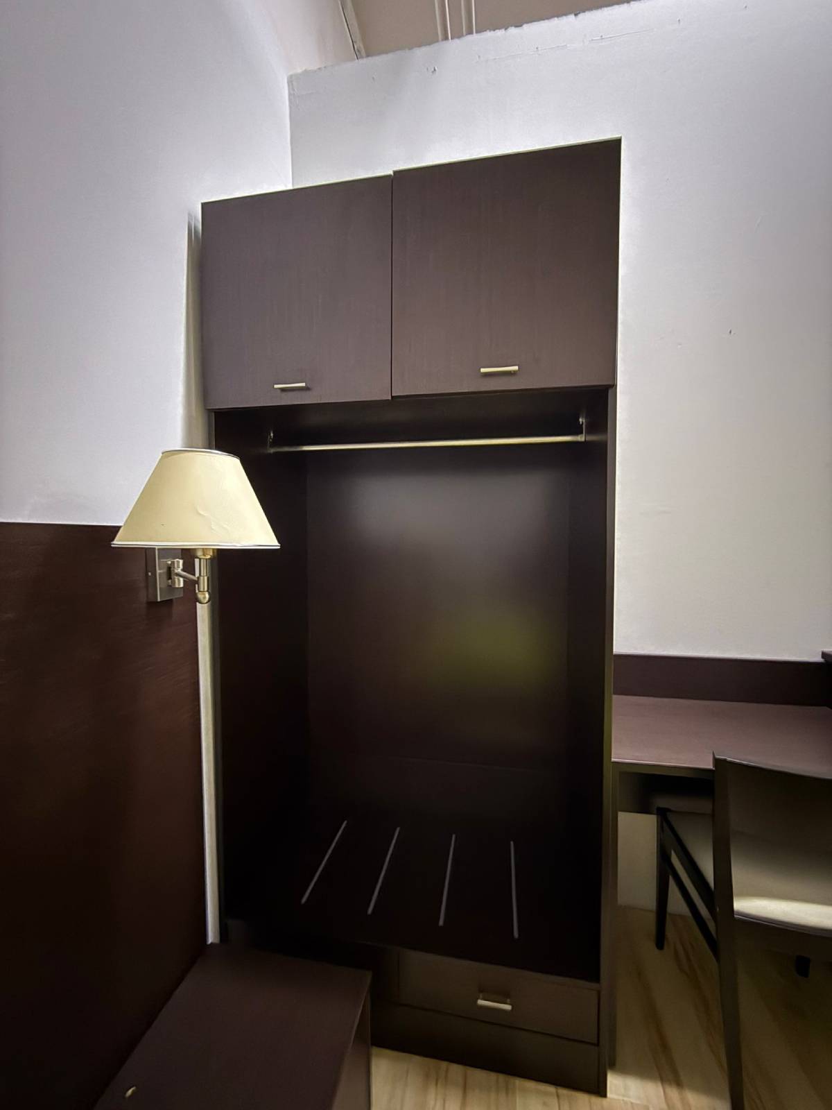 Szafa, biurko, krzesło Compact (1)