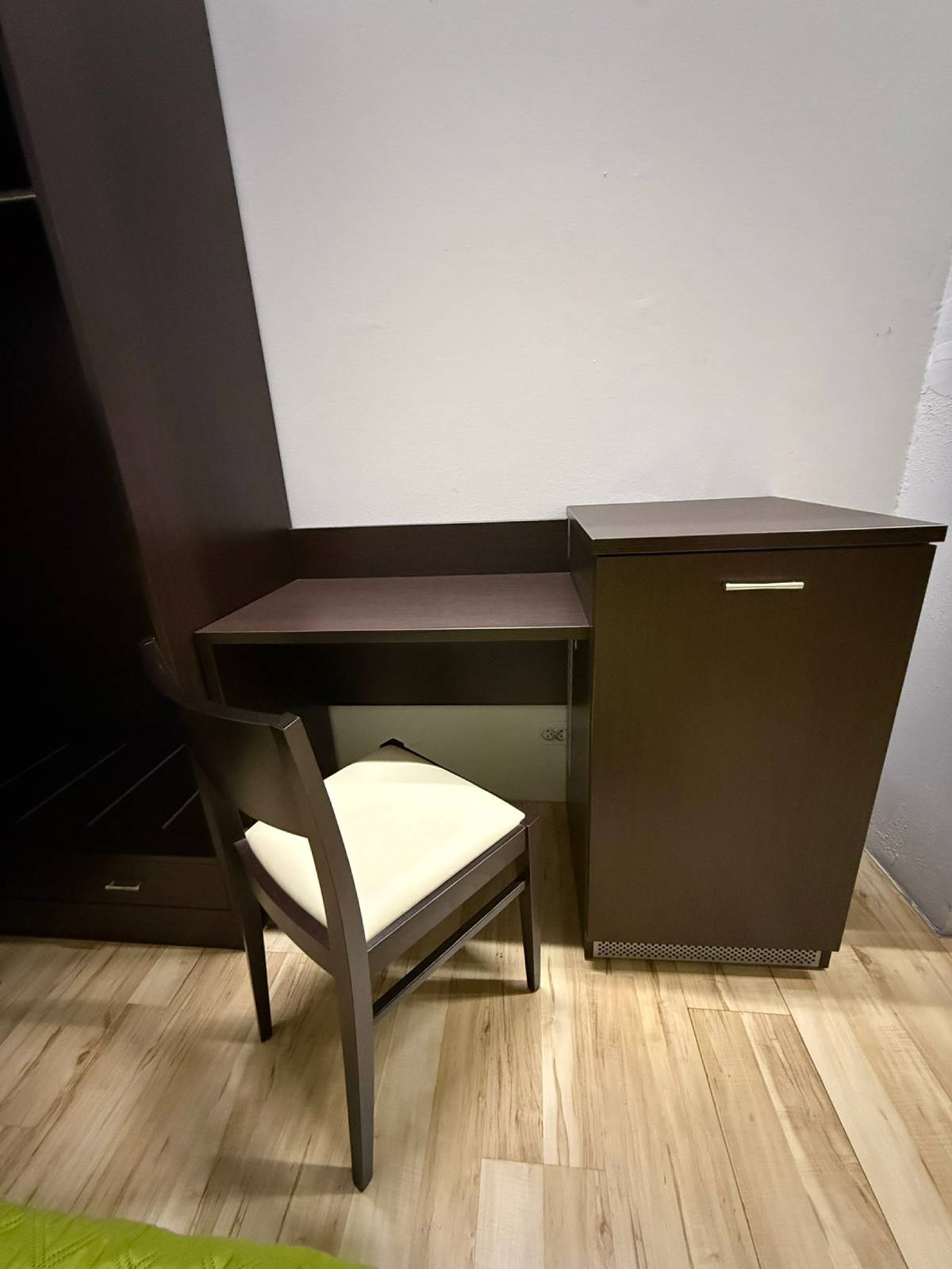 Szafa, biurko, krzesło Compact (2)