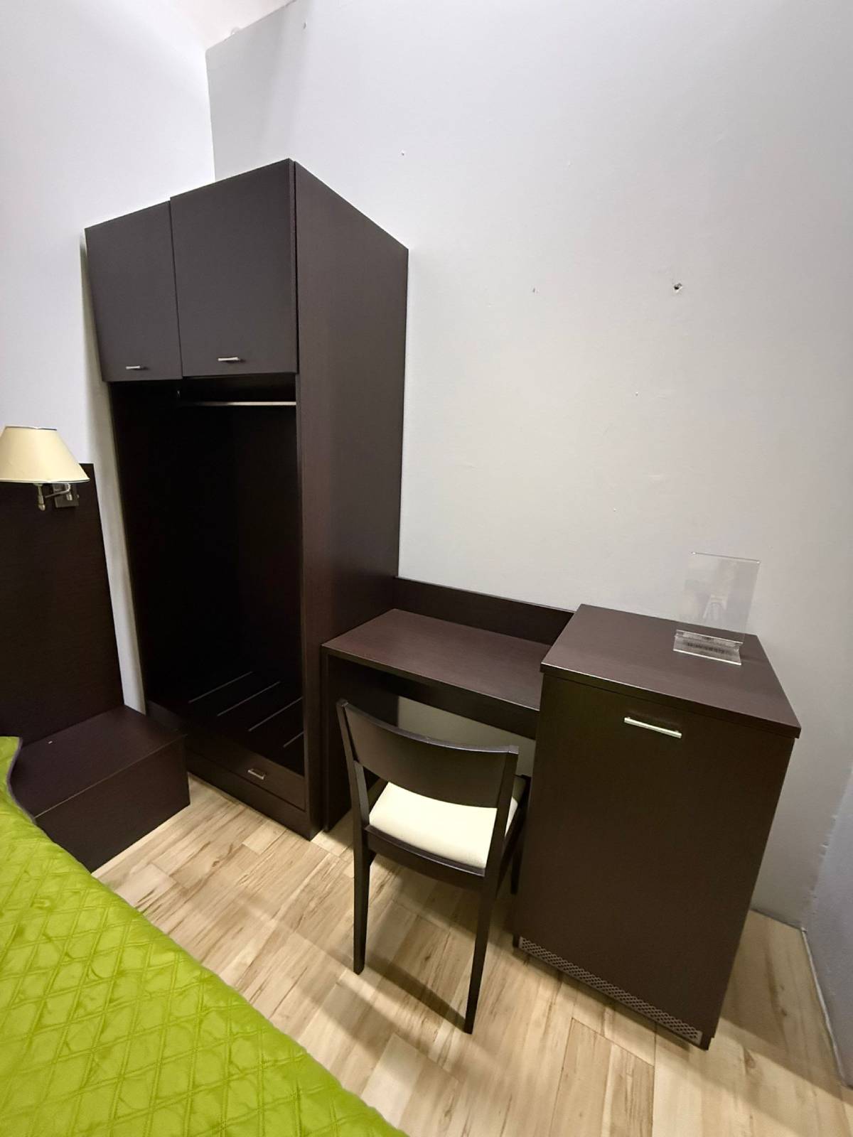 Szafa, biurko, krzesło Compact