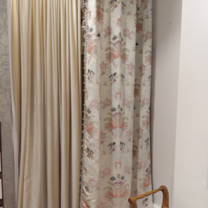 Zasłona FLORENTINA tło bardzo jasno szare, kolorowe kwiaty (2)