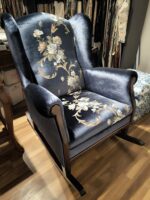 Fotel bujany Berger granatowy z niebieskimi różami (1)