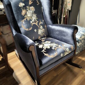 Fotel bujany Berger granatowy z niebieskimi różami (1)