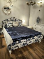 Łóżko tapicerowane w białej tkaninie z francuzkim niebieskim wzorem, białe drewniane nóżki + materac + poduszki + narzuta granatowo biała (3)